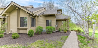 901 Duck Pond Rd, Fontana, WI 53125