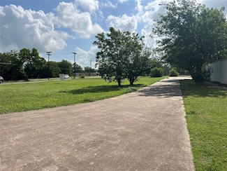 212 E Lake Dr, Taylor, TX 76574