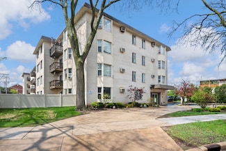 8232 Niles Center Rd Unit 208, Skokie, IL 60077