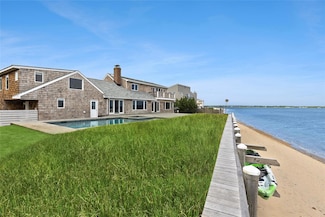 10 Barrett Dr, Hampton Bays, NY 11946