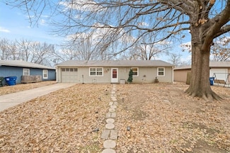 1612 Northwood Dr, Lawrence, KS 66044