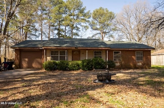 212 Gordon Dr, Batesville, MS 38606