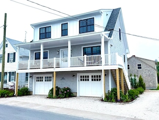 33 Lagoon Pond Rd, Vineyard Haven, MA 02568