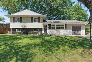 2831 SW Mcalister Ave, Topeka, KS 66614