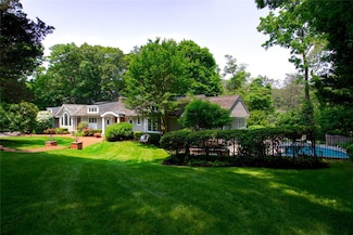 100 Gristmill Ln, Manhasset, NY 11030