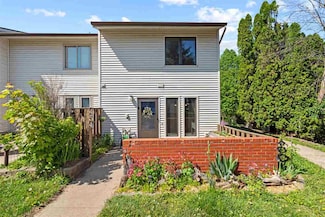454 Hawaii Ct, Iowa City, IA 52246