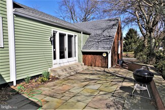203 Penn View Dr, Pennington, NJ 08534