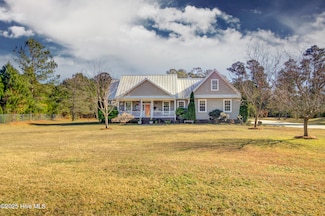 102 Plantation Dr, Swansboro, NC 28584