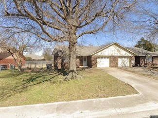 2704 Mcmillan Dr, Springdale, AR 72762