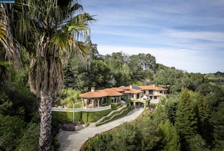 42 Tappan Ln, Orinda, CA 94563