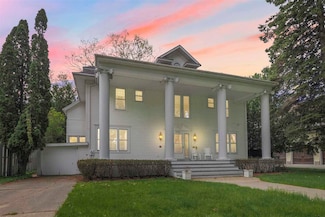 306 E Dixon Ave, Charlevoix, MI 49720