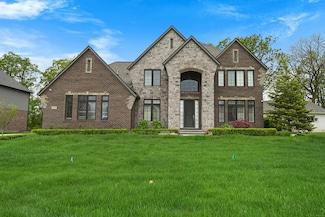 835 Crestwood Ln, Rochester Hills, MI 48309