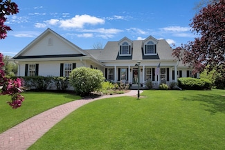 647 Lake Bluff Dr, Oconomowoc, WI 53066