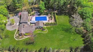 1 Pine Valley Rd, Oyster Bay, NY 11771
