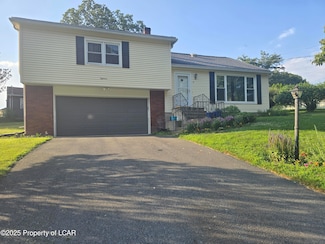 18 Woodcliff Dr, Dallas, PA 18612