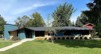 460 Fremont St, Douglas, MI 49406