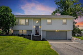 4901 Sunset Dr, Cedar Rapids, IA 52404
