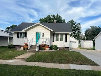 504 9th St, Grundy Center, IA 50638