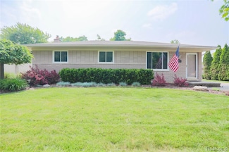 40755 Oakwood Ct, Clinton Township, MI 48038