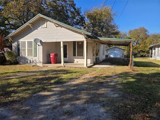 809 W 3rd St, Clarksville, TX 75426