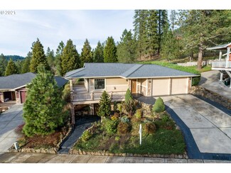 563 E 1st St, Lowell, OR 97452