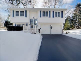 5783 Dalton Dr, Farmington, NY 14425