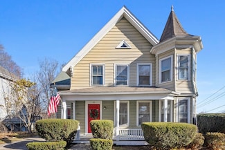 16 Pleasant St, Wakefield, MA 01880