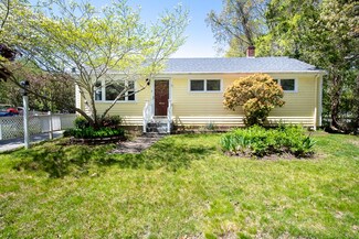 11 Parker St, Mattapoisett, MA 02739