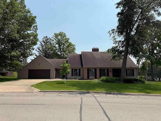 806 Ellis Dr, Charles City, IA 50616