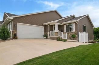 2225 Heritage Green Dr, Hiawatha, IA 52233