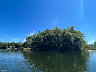 120 Island Rd, Highland Lakes, NJ 07422