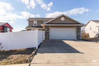 906 Hickory Ln, Junction City, KS 66441