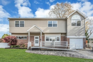 77 Marvin Ln, ComMacK, NY 11725