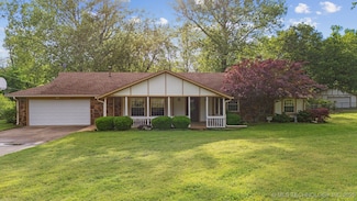1203 N Kiowa St, Chouteau, OK 74337