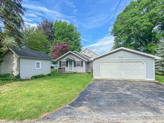 52462 Twin Lakeview Dr, Dowagiac, MI 49047