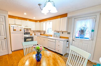 187 Oak Ln, Vineyard Haven, MA 02568