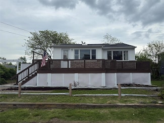 812 Beach St, Lindenhurst, NY 11757
