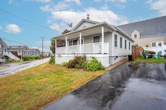 78 Webhannet Dr, Wells, ME 04090