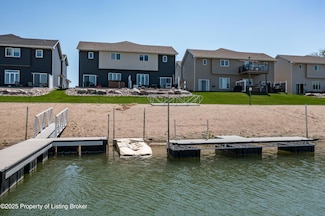 2435 Waterpark Loop SE, Mandan, ND 58554