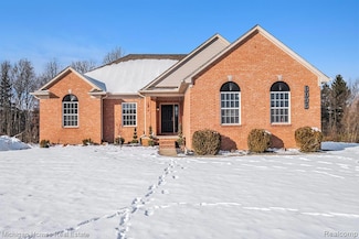 8096 Peninsula Cir, Grand Blanc, MI 48439