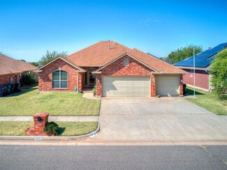 9301 Winfield Ln, Moore, OK 73160