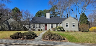 129 Highfields Rd, Abington, MA 02351