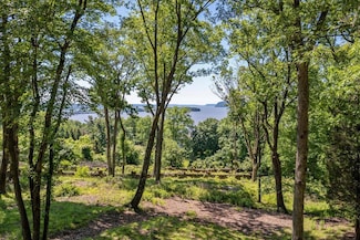 8 Prickly Pear Hill Rd, Croton-On-hudson, NY 10520
