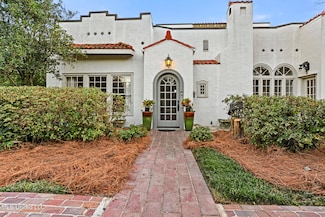 923 Pinehurst Place, Jackson, MS 39202