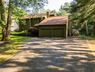 13 Robinwood Dr, Clifton Park, NY 12065