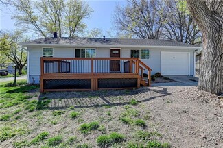 513 Valley Dr, Lansing, KS 66043
