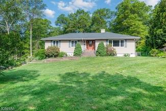 12 Pecan Ln, Oak Ridge, NJ 07438