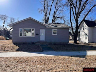 418 418 E 10th St, Blue Earth, MN 56013