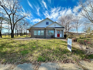 214 S 4th St, Wills Point, TX 75169