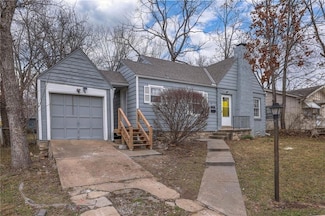 904 E 84th St, Kansas City, MO 64131